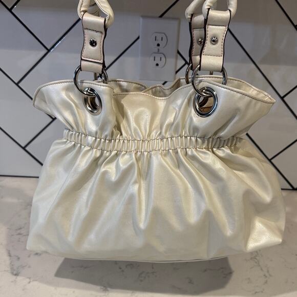 Vintage XOXO Y2K faux leather shoulder hobo bag knotted handles shimmery white - Picture 10 of 16